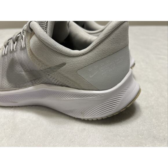 Nike Women’s Running Shoes Size 9 Quest 4 DA1106-100 White Sneakers Comfort - Picture 5 of 9